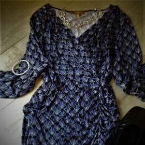 Ellen Tracy - Silky feel V-neck top!